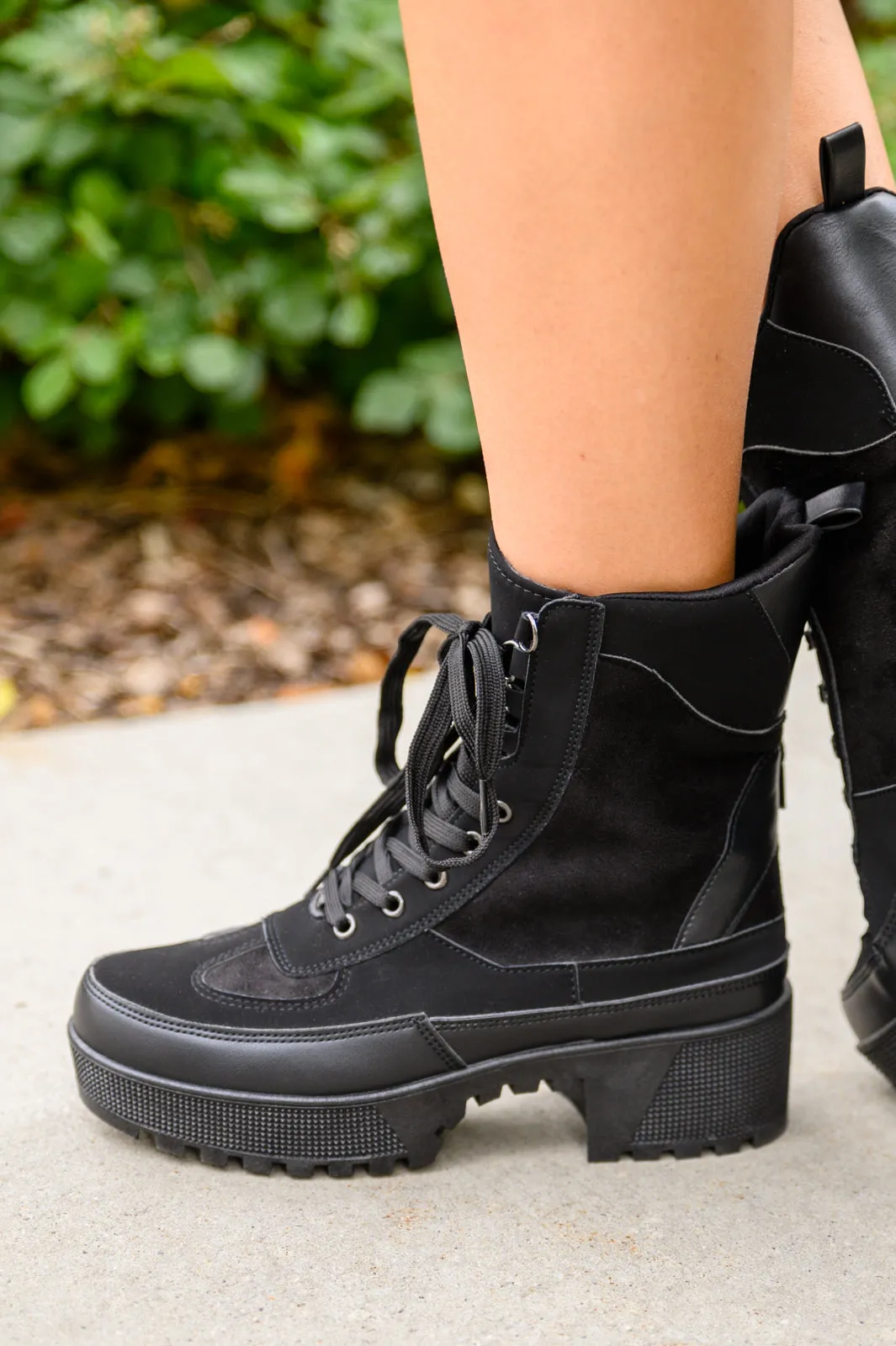 Desert Nights Lace Up Boots In Black Winter22